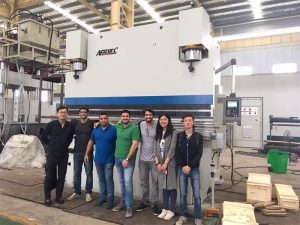 Brazílski zákazníci navštevujú továrne a kupujú lisovacie brzdové stroje