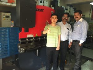 Zákazníci v Indii navštevujú továrne a nakupujú stroje