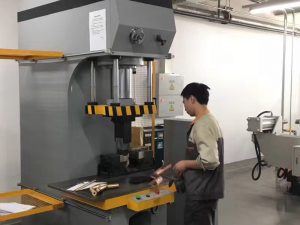 Japonský klient testovanie hydraulického lisu v našej továrni