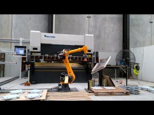 Robotická CNC lisová brzda pre robotový ohýbací bunkový systém