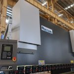 CNC NC automatická elektrická hydraulická horizontálna prípojnica oceľ plechové rezanie a ohýbanie lisovacia brzda stroj cena za predaj